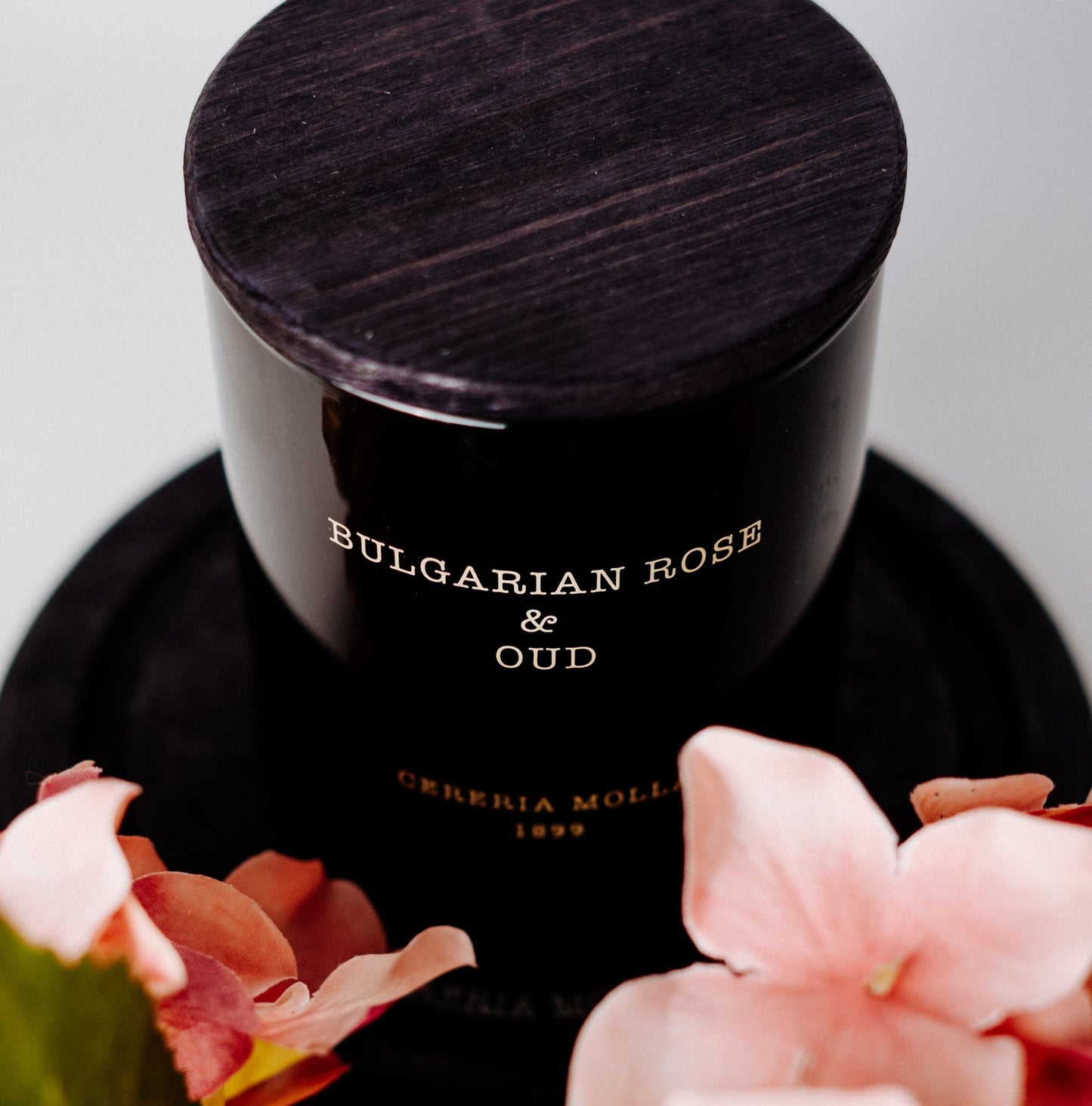 Vela 230 gr Bulgarian Rose & Oud